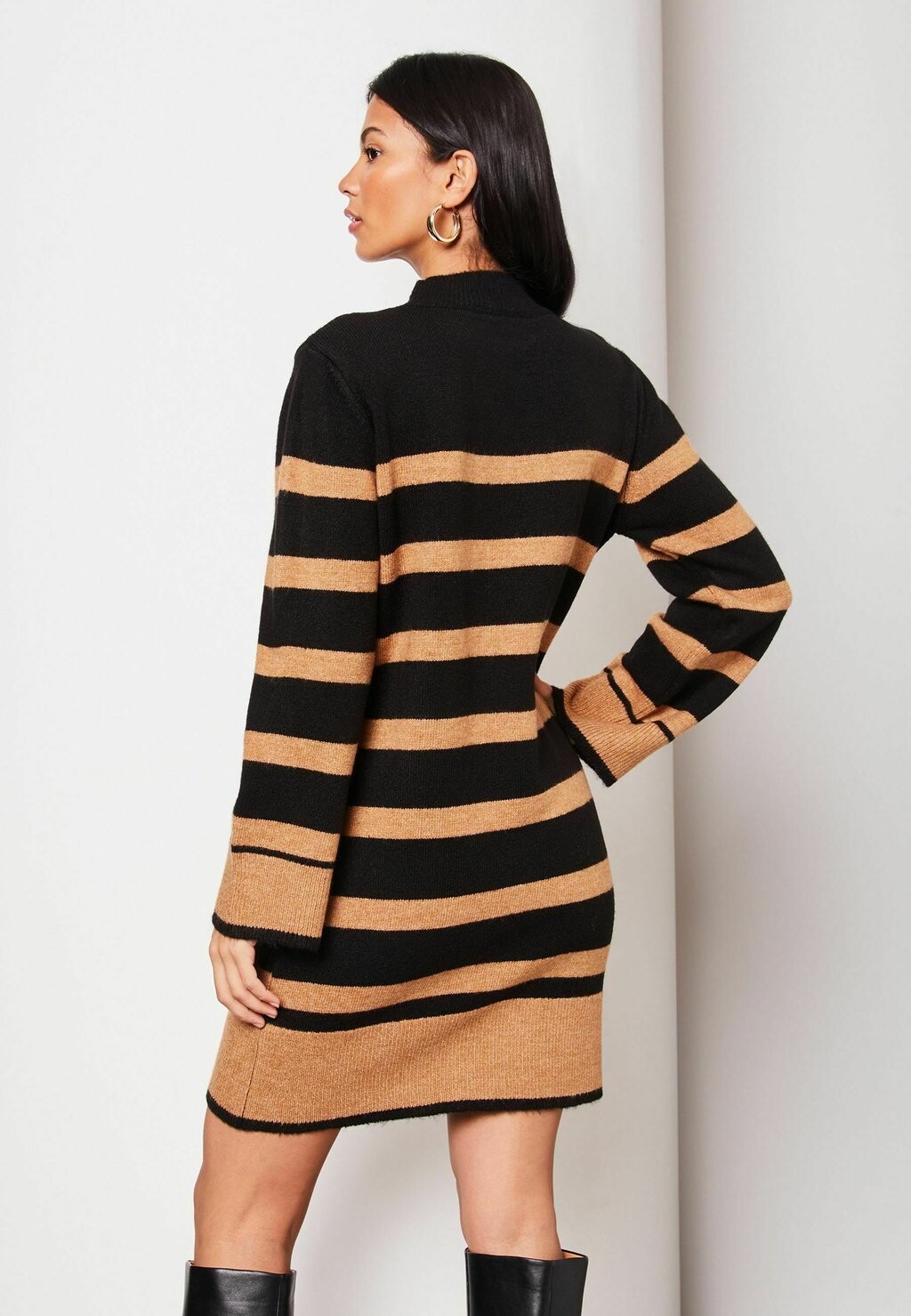 

Трикотажное платье STRIPE PETITE Lipsy, черный