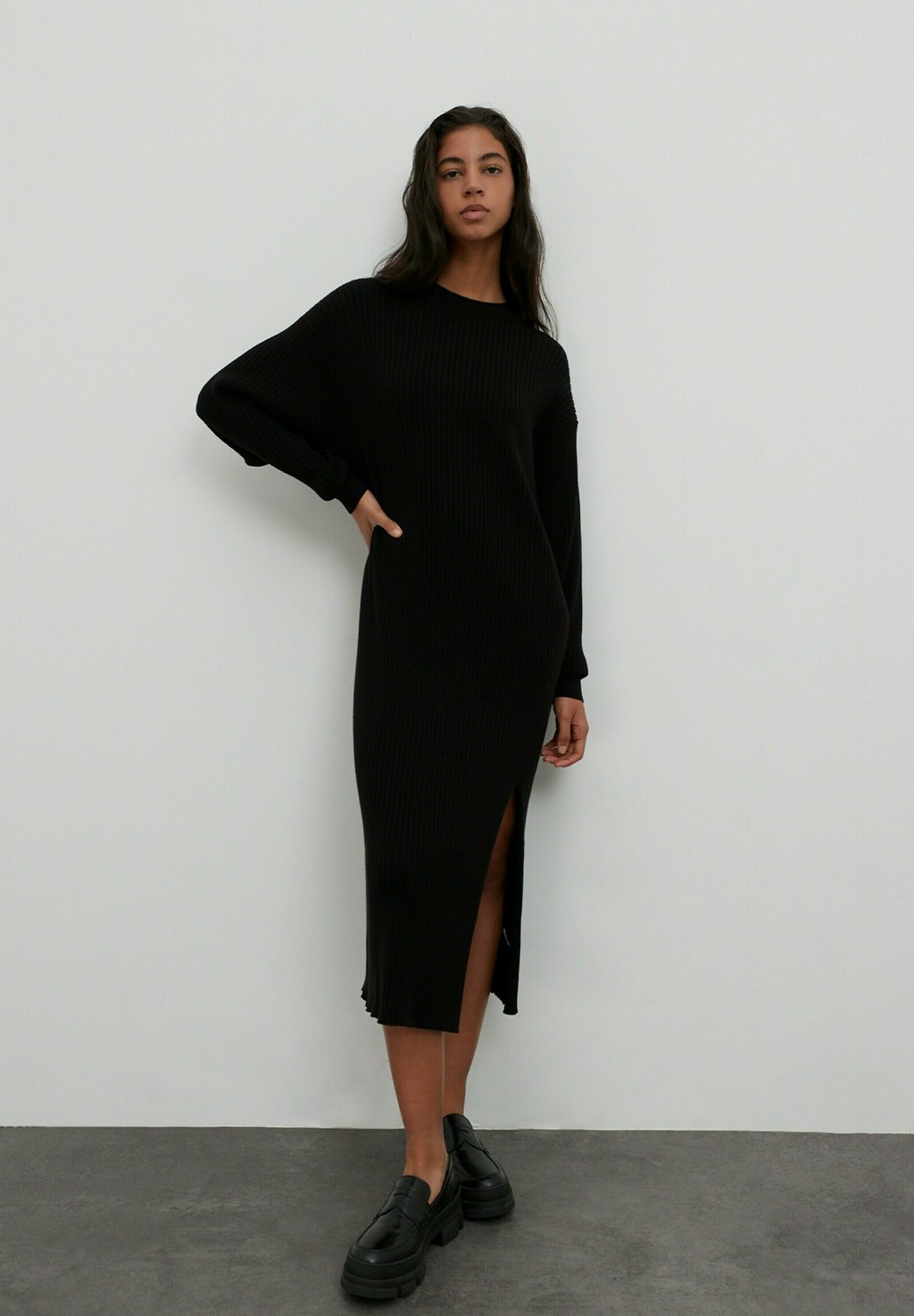 Трикотажное платье RESI EDITED, цвет schwarz