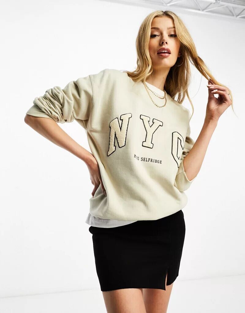

Miss Selfridge – NYC – махровый свитшот бежевого цвета с аппликацией
