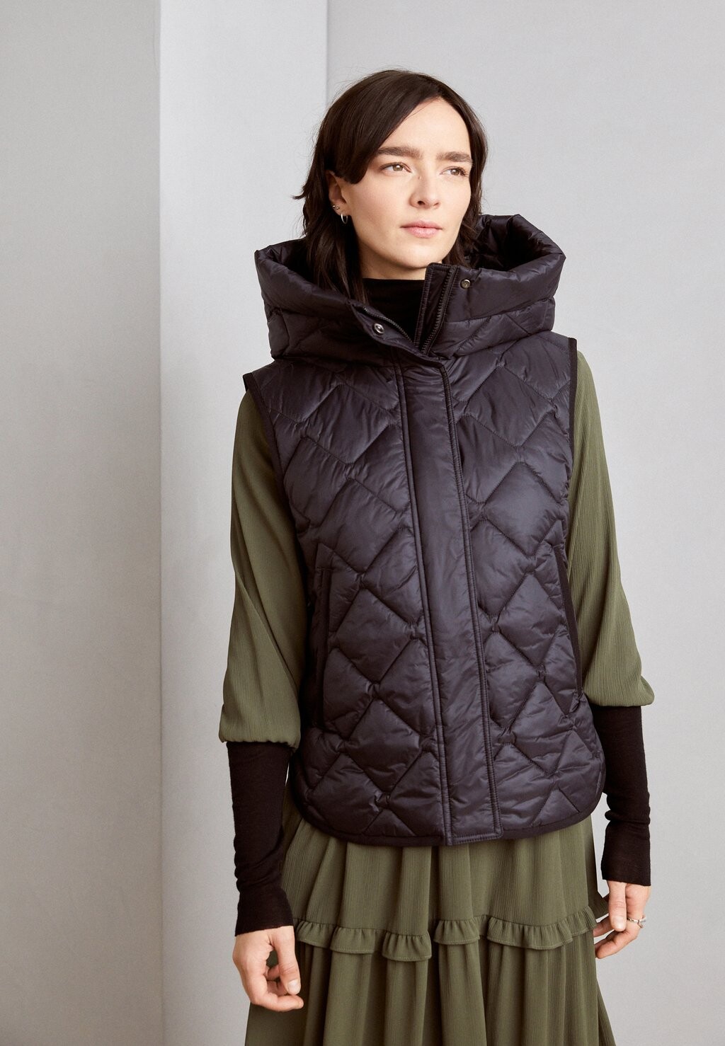 

Жилет CAPE VEST WITH HOOD TAPE DETAILS SIDE SLITS Marc O'Polo, цвет black