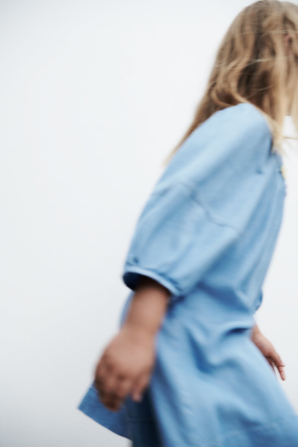 

Платье из шамбре с цветочным цветком Zara, синий