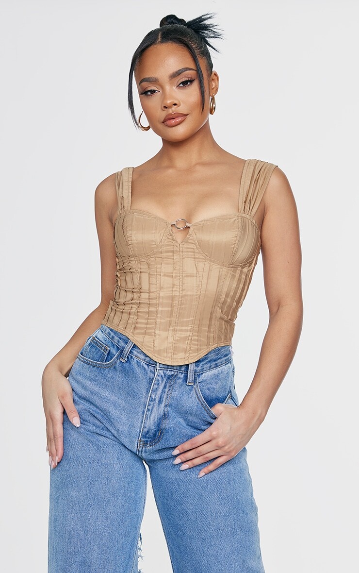 

PrettyLittleThing Плиссированный корсет мокко с толстыми бретелями и ткаными кольцами