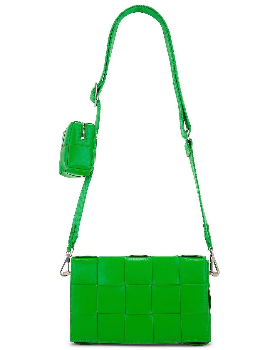 

Сумка кросс-боди Bottega Veneta Cassette On Strap, цвет Parakeet & Silver