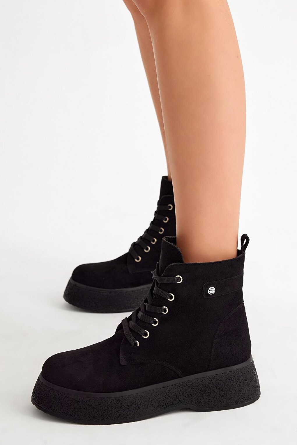 цена Женские черные замшевые замшевые женские ботинки удобной посадки на шнуровке TONNY BLACK