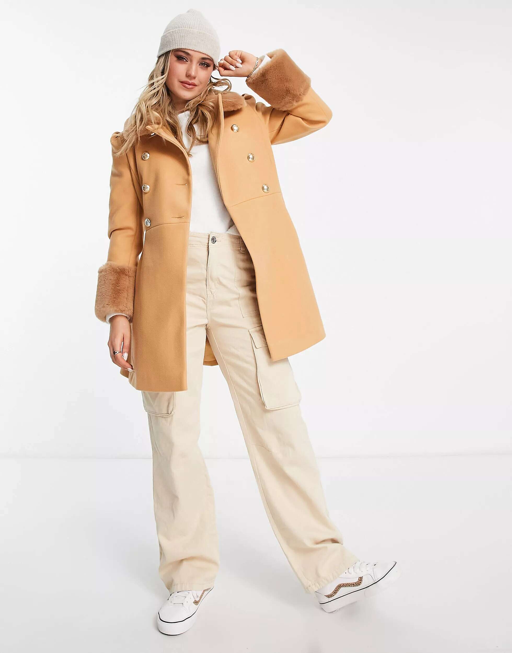 Пальто светло-бежевого цвета с воротником и манжетами из искусственного меха Miss Selfridge бомбер miss selfridge с воротником из искусственного меха