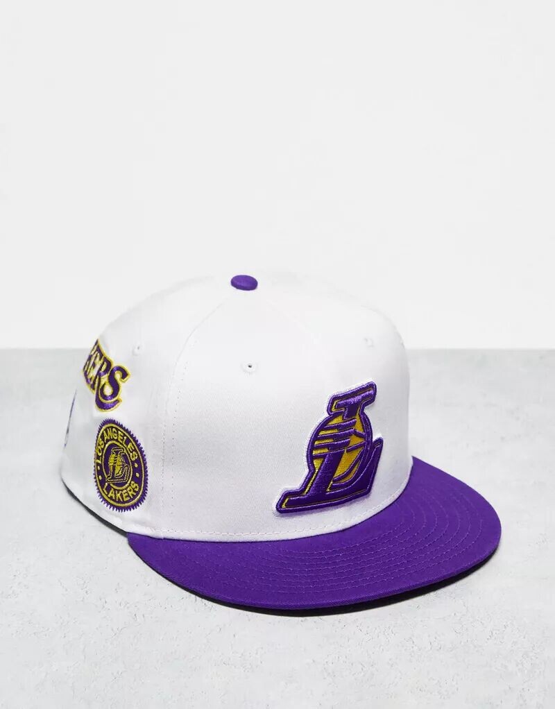 

Белая кепка New Era 9Fifty LA Lakers с заплатками по всей поверхности