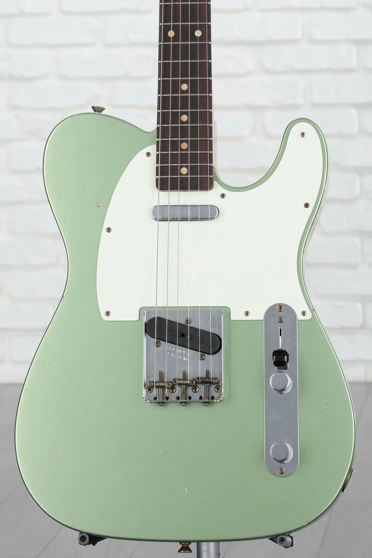 Affinity telecaster. Фендер телекастер. Электрогитара Фендер телекастер. Телекастер Olympic White. Телекастер белый Squier Fender.