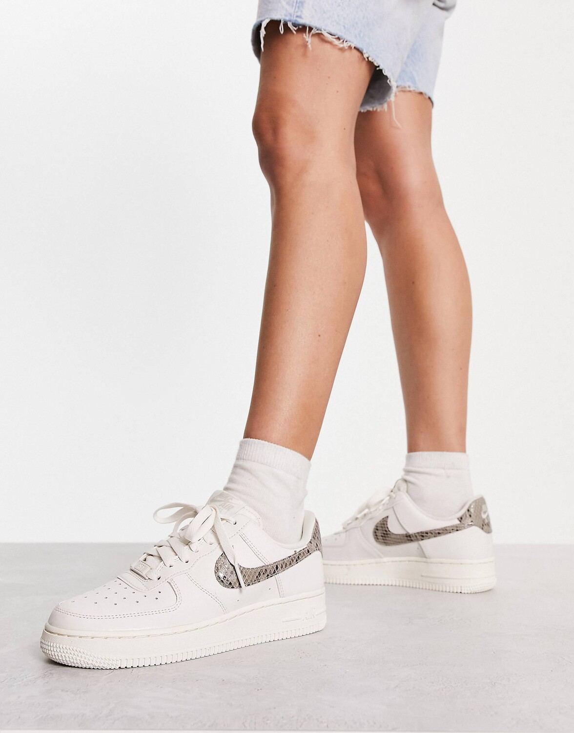 

Кроссовки Nike Air Force 1 '07 белого цвета со змеиным принтом, Белый