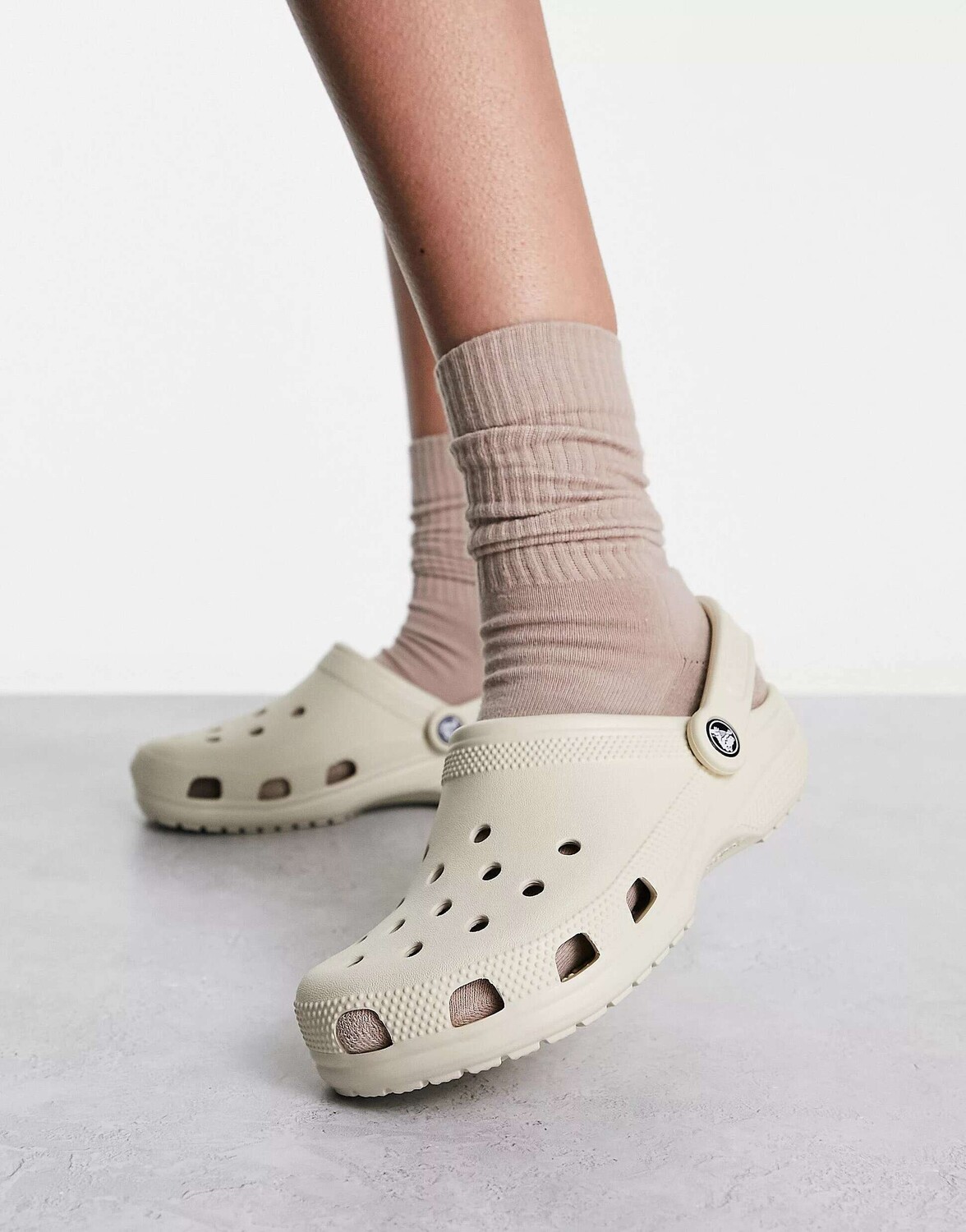 

Классические сабо Crocs из кости