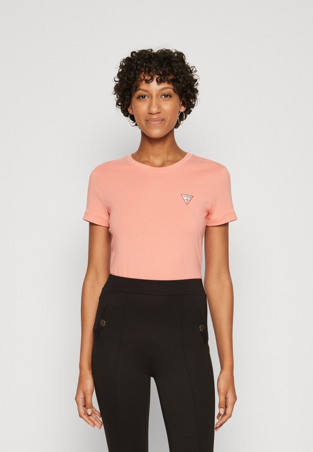 

Базовая футболка MINI TRIANGLE TEE Guess, цвет peach coral