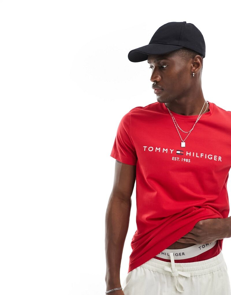 

Красная футболка с логотипом Tommy Hilfiger