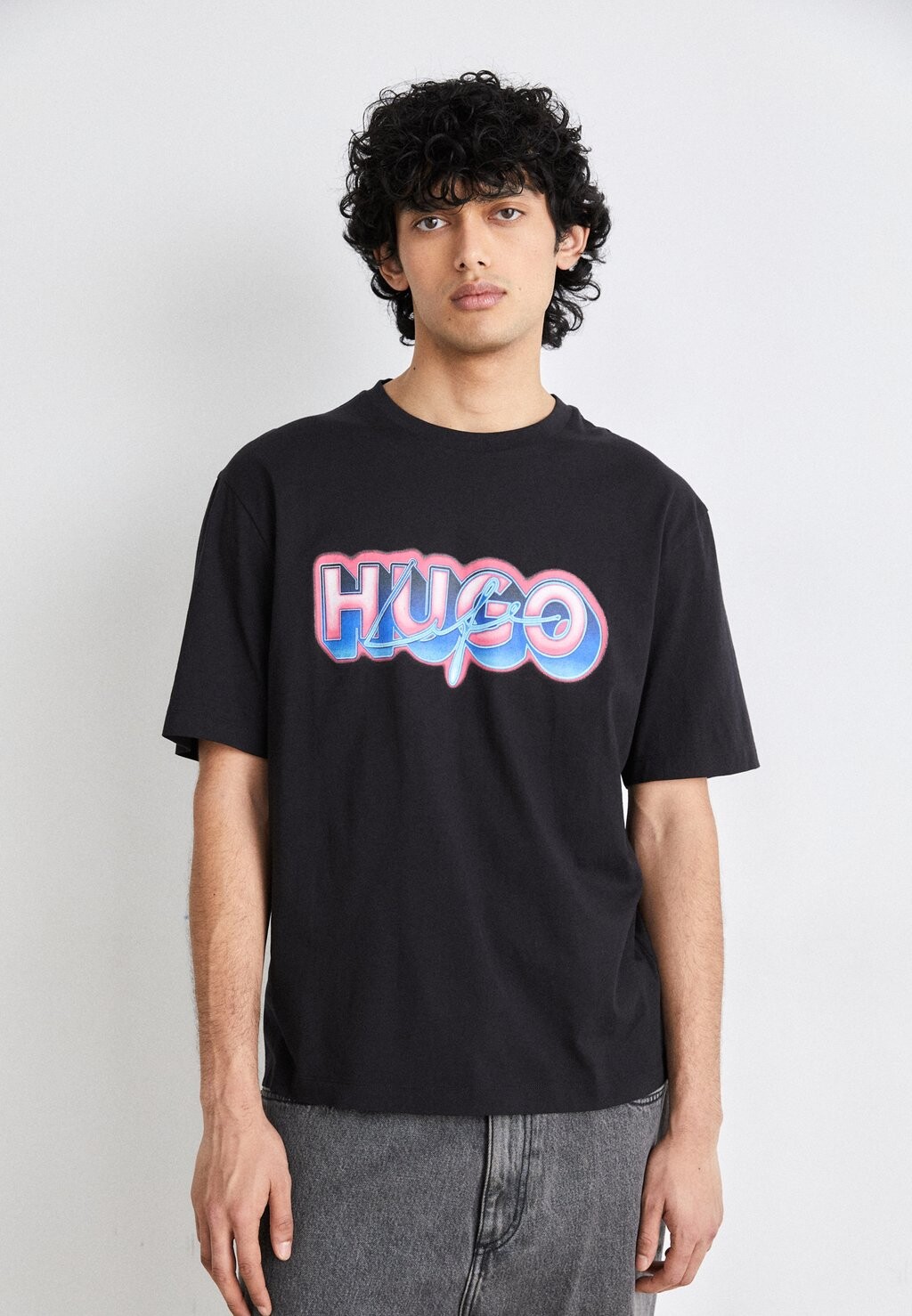 

Футболка с принтом NILLUMI HUGO, цвет black