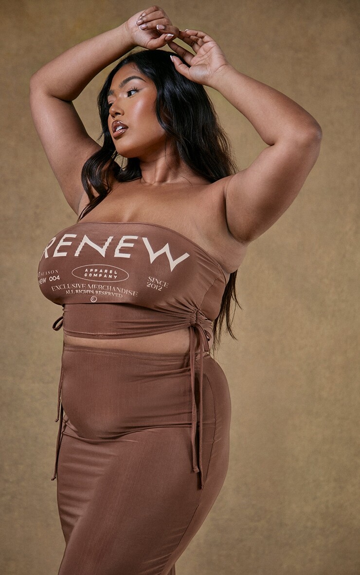 

PrettyLittleThing Коричневый обтягивающий топ-бандо Renew Plus со сборками и принтом