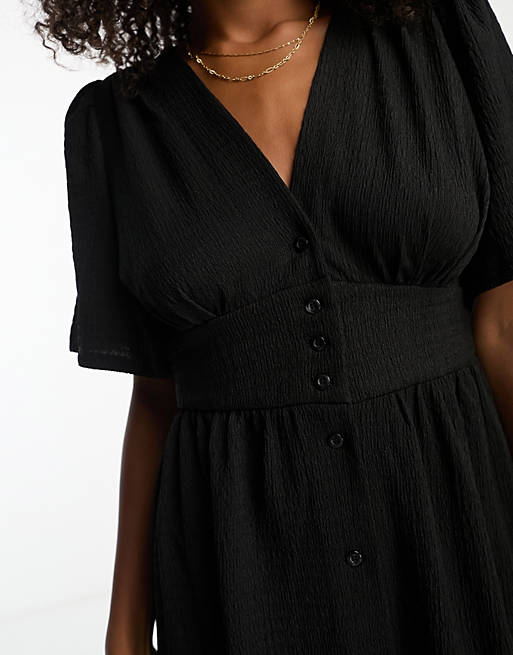 Черное платье миди на пуговицах спереди и развевающимися рукавами Vero Moda