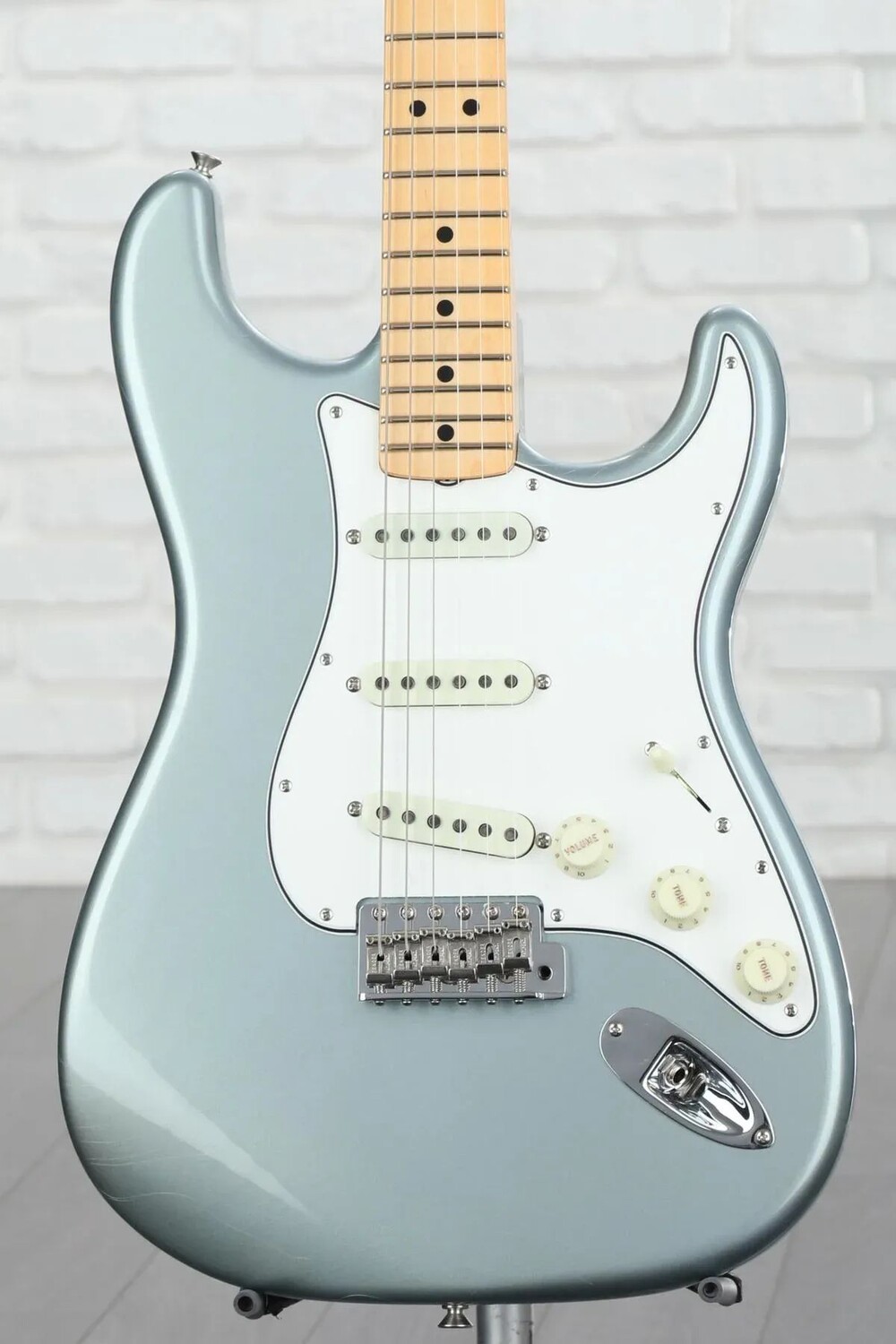

Новая электрогитара Fender Custom Shop 1968 Stratocaster Deluxe Closet Classic Maple - Aged Blue Ice Metallic