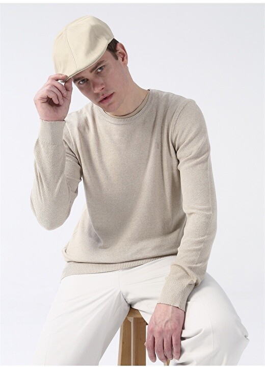 

Однотонный бежевый мужской свитер с круглым вырезом Fabrika Comfort