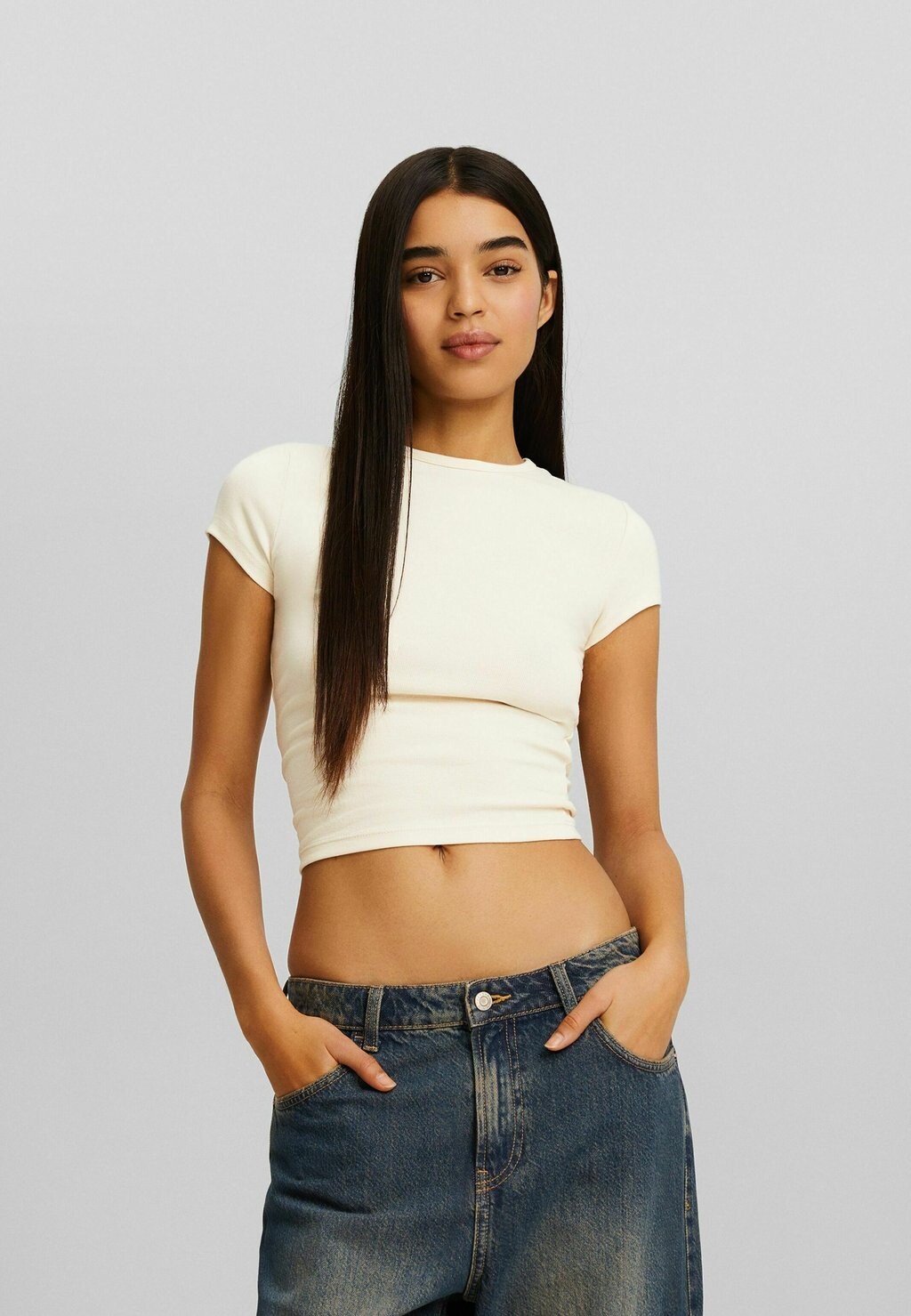 

Базовая футболка Short Sleeves With A Round Neck Bershka, бежевый