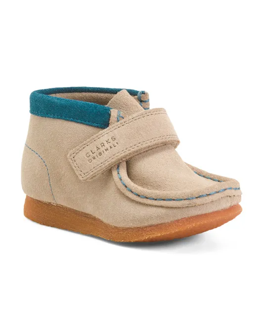 

Широкие замшевые ботинки Wallabee (для малышей) Clarks, цвет Sand Multi