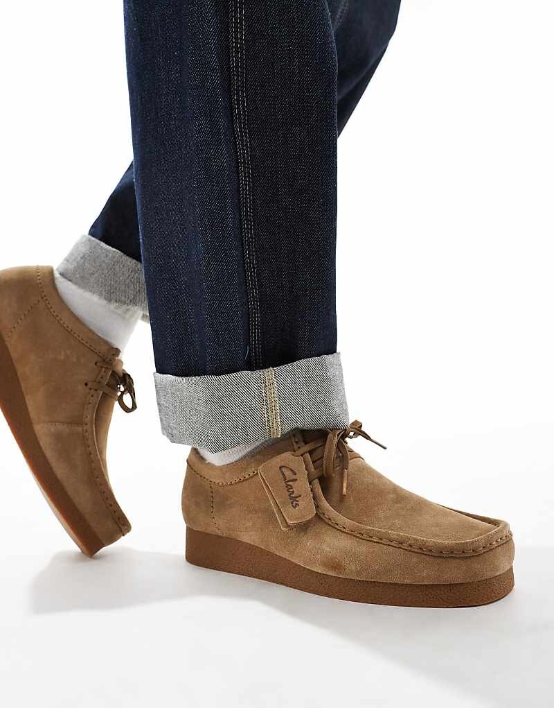 

Темно-песочные туфли Clarks Wallabes EVO