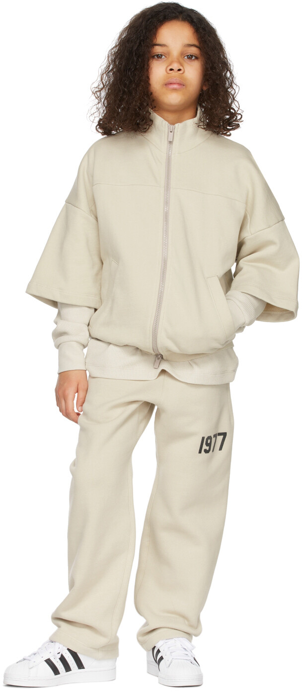 

Детская бежевая куртка с короткими рукавами и молнией во всю длину Fear of God ESSENTIALS
