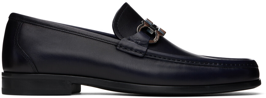 

Темно-синие лоферы из фурнитуры Ferragamo