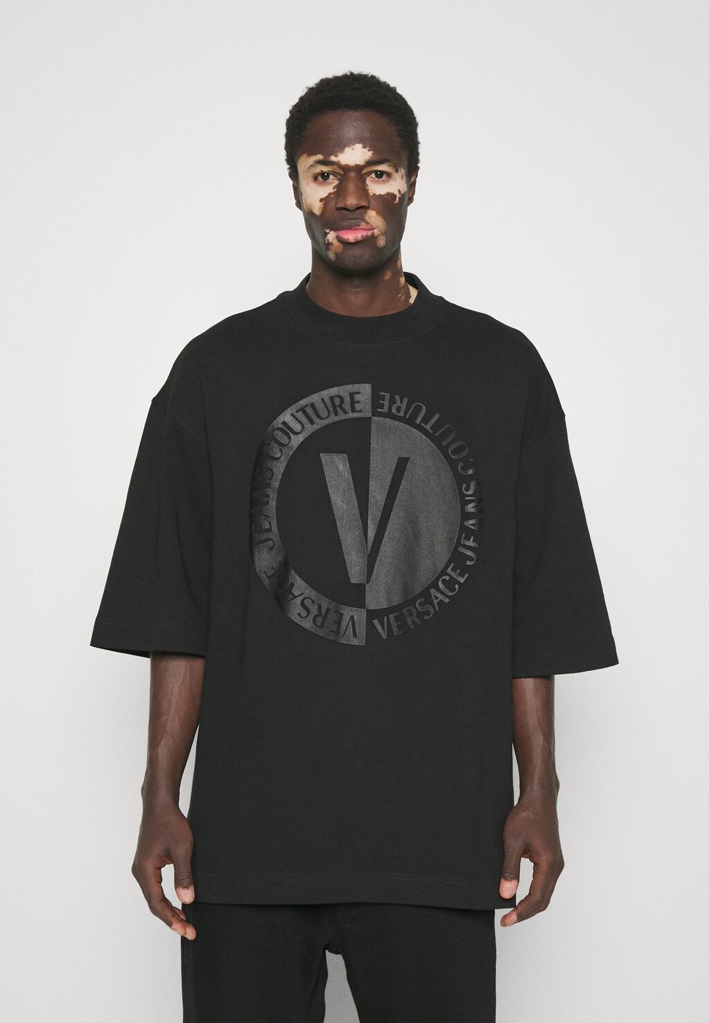

Футболка с принтом Versace Jeans Couture, черный