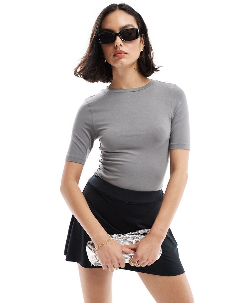

Темно-угольное боди-футболка скинни ASOS DESIGN