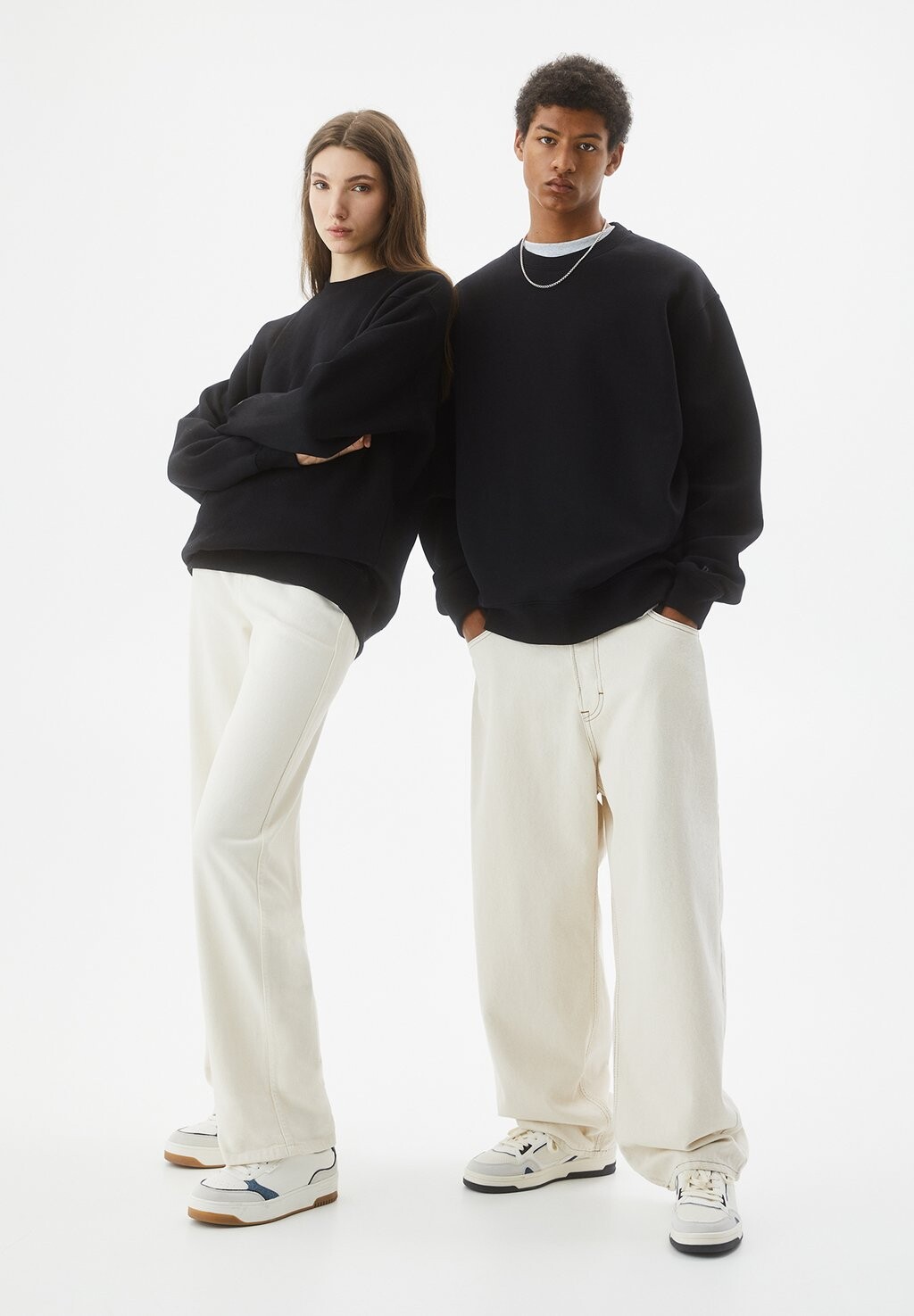 

Толстовка Basic Colored Round Neck PULL&BEAR, черный
