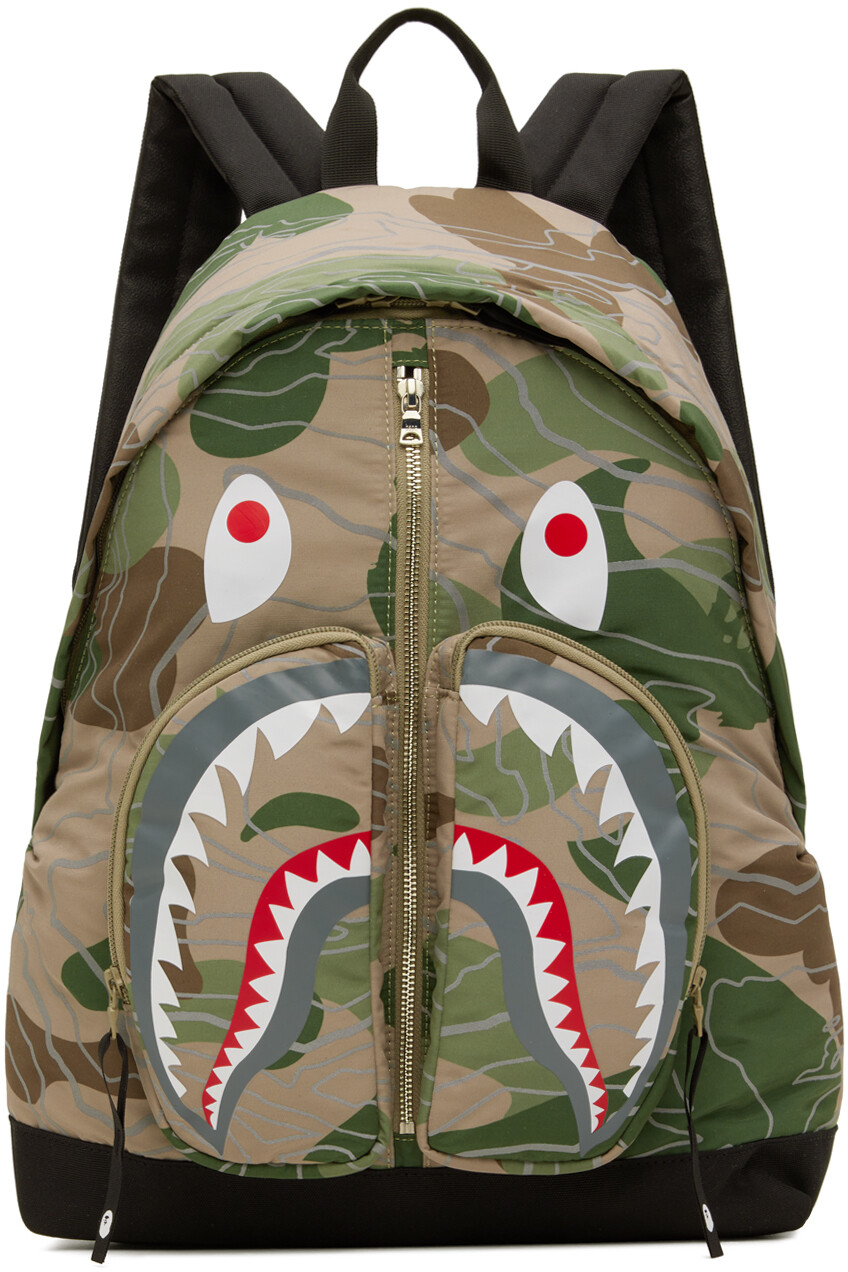

Зеленый многослойный рюкзак с камуфляжным принтом в виде акулы Bape