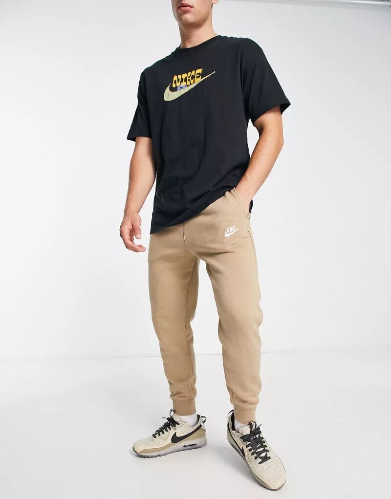 

Бежевые джоггеры Nike Club