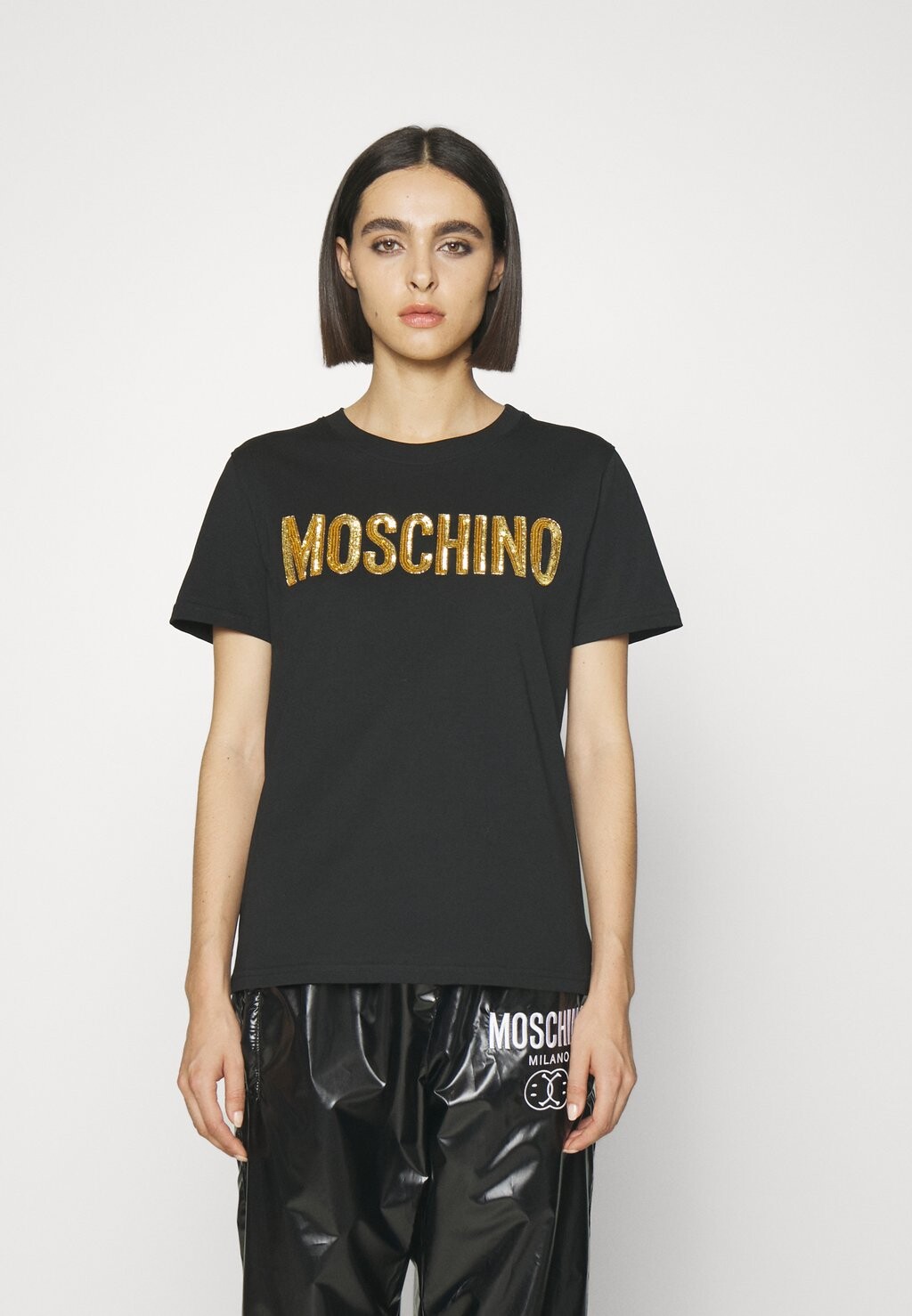 

Базовая футболка Embellished Hearts MOSCHINO, цвет fantasy print black