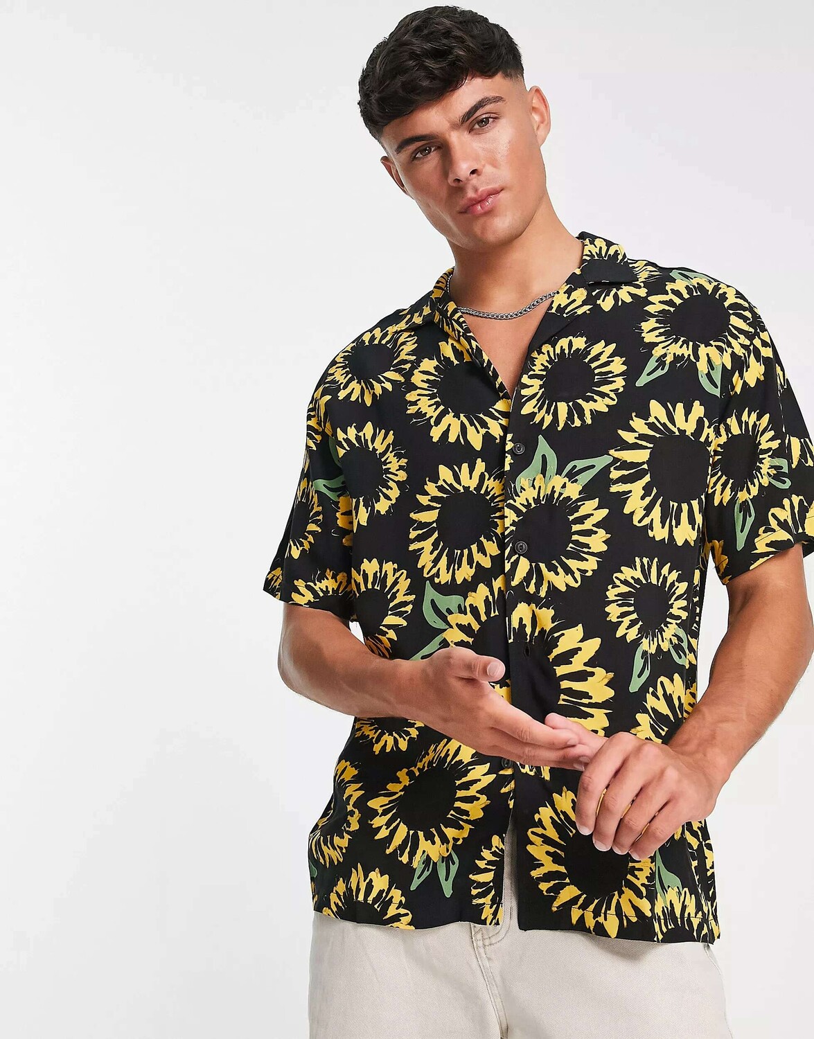 

Черная рубашка с принтом подсолнухов Pull&Bear