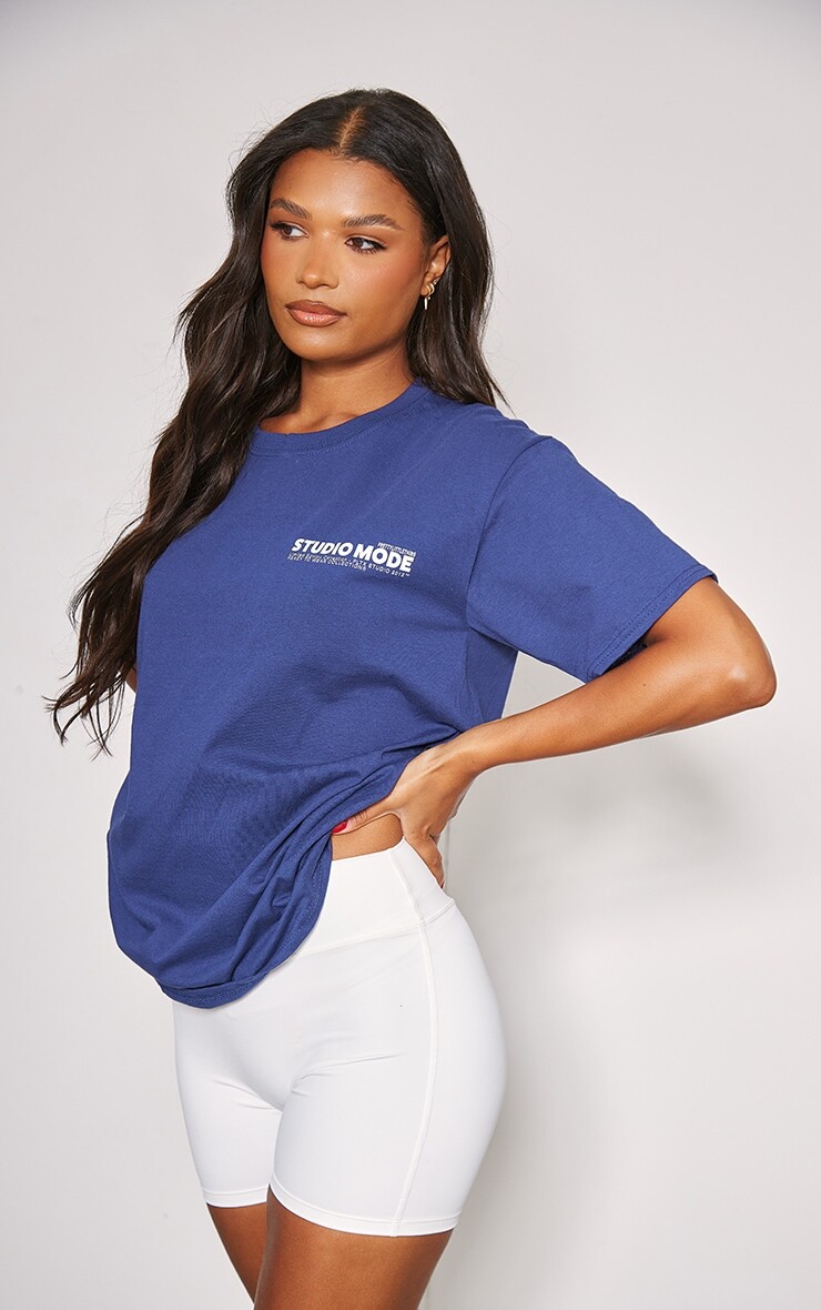 

PrettyLittleThing Темно-синяя футболка с принтом Studio Mode, Синий
