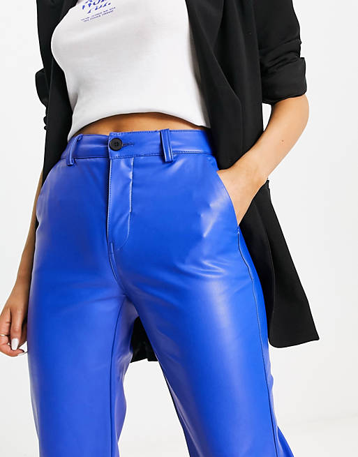 Синие широкие брюки из искусственной кожи Bershka черные широкие брюки из искусственной кожи bershka