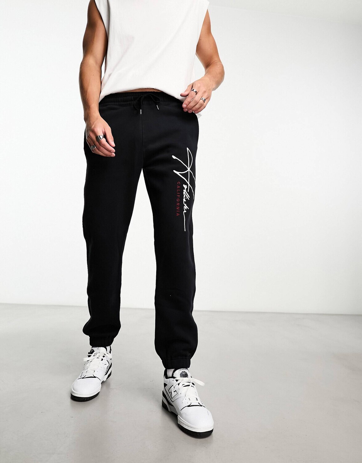 

Брюки Hollister Tech Leg Logo Relaxed Fit Cuffed, черный