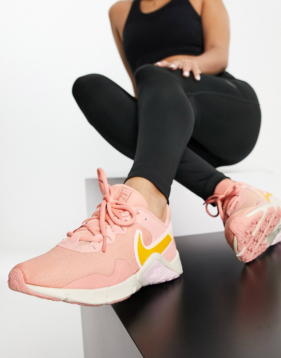 

Розовые и золотые кроссовки Nike Training Legend Essential 2