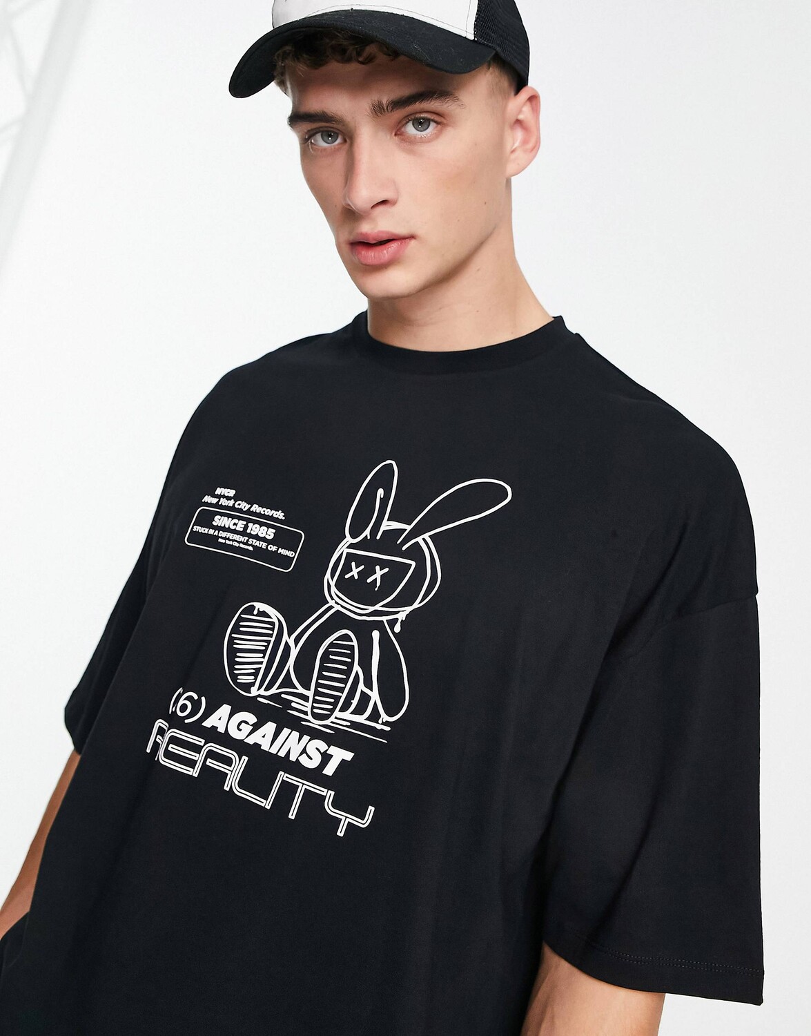

Черная футболка оверсайз с принтом в стиле гранж и кроликом спереди ASOS DESIGN
