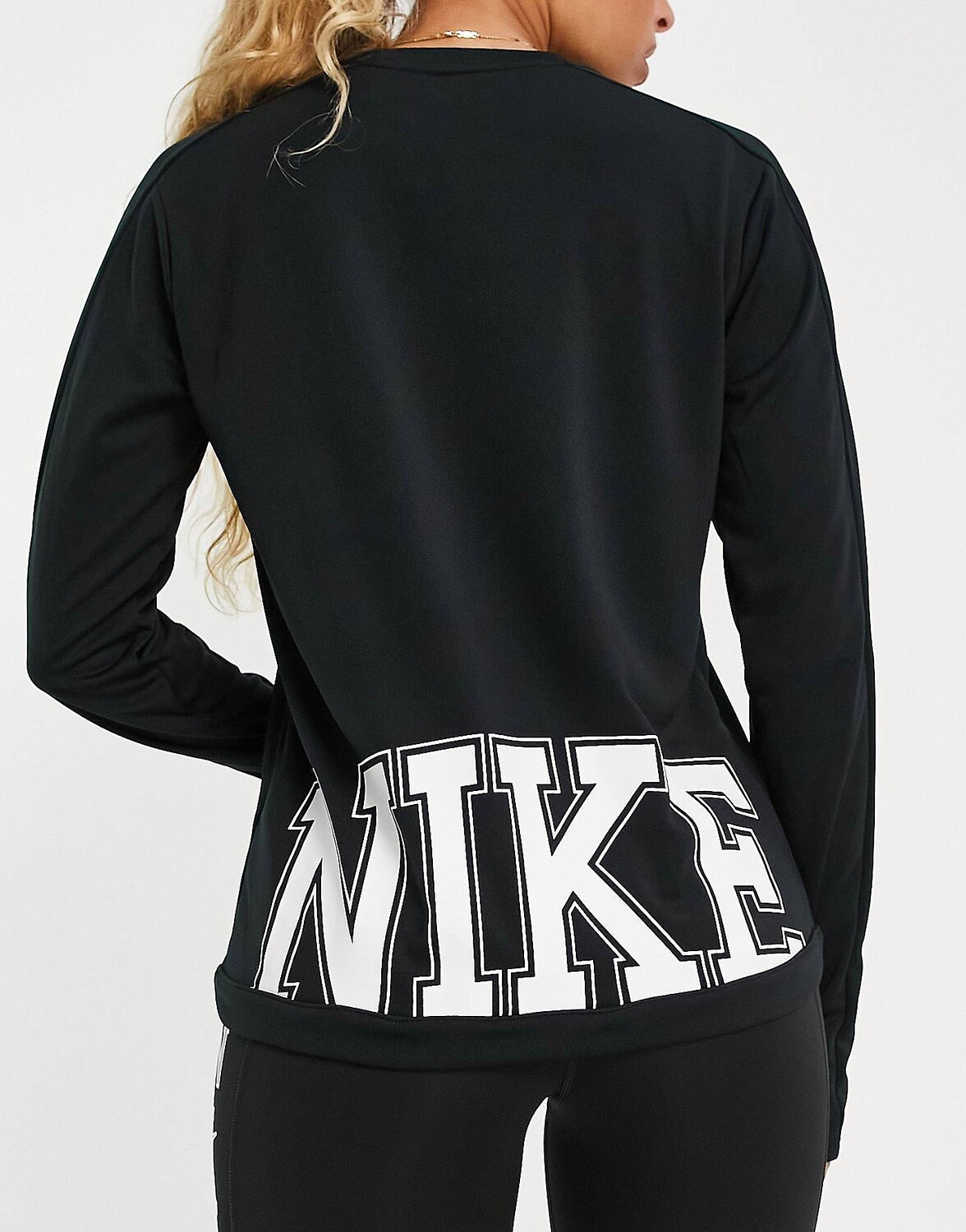 

Черный топ с длинными рукавами и логотипом на спине Nike Running Swoosh Run Dri-FIT