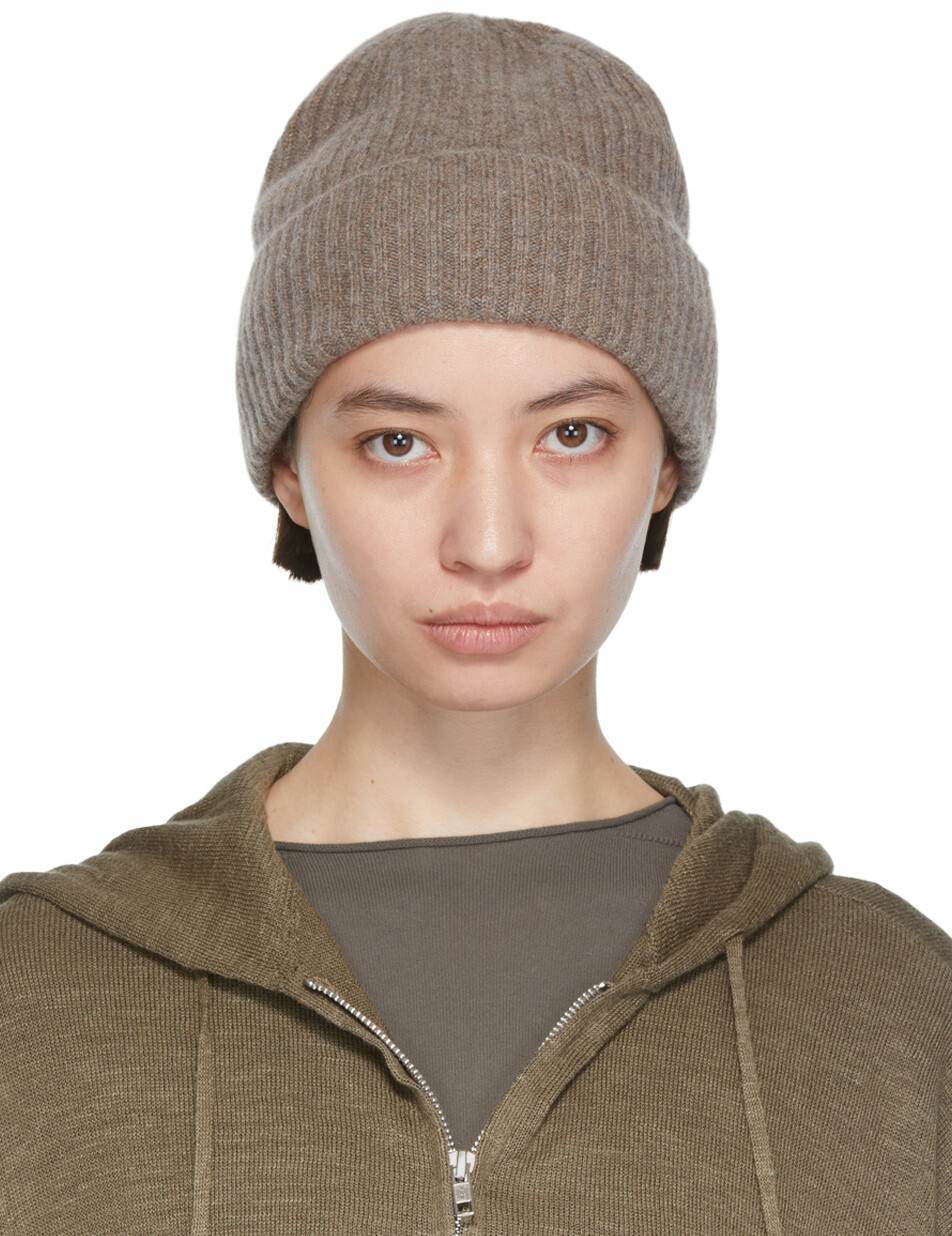 

Темно-серая шапка n°211 Ami Beanie extreme cashmere
