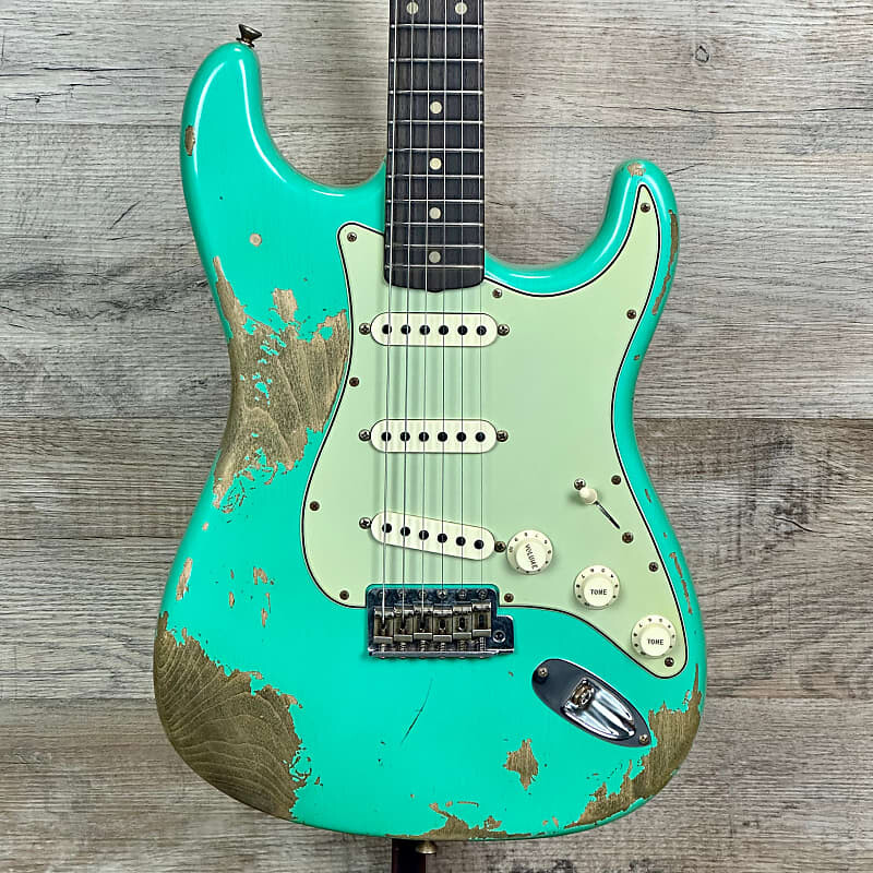 

Fender Custom Shop Limited 1960 Dual Mag II Stratocaster Super Heavy Relic Aged Seafoam Green с футляром