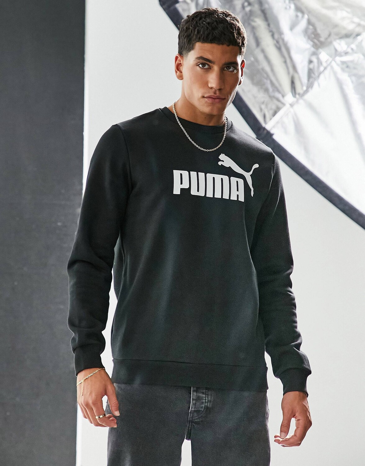 

Черный свитшот с крупным логотипом Puma Essentials