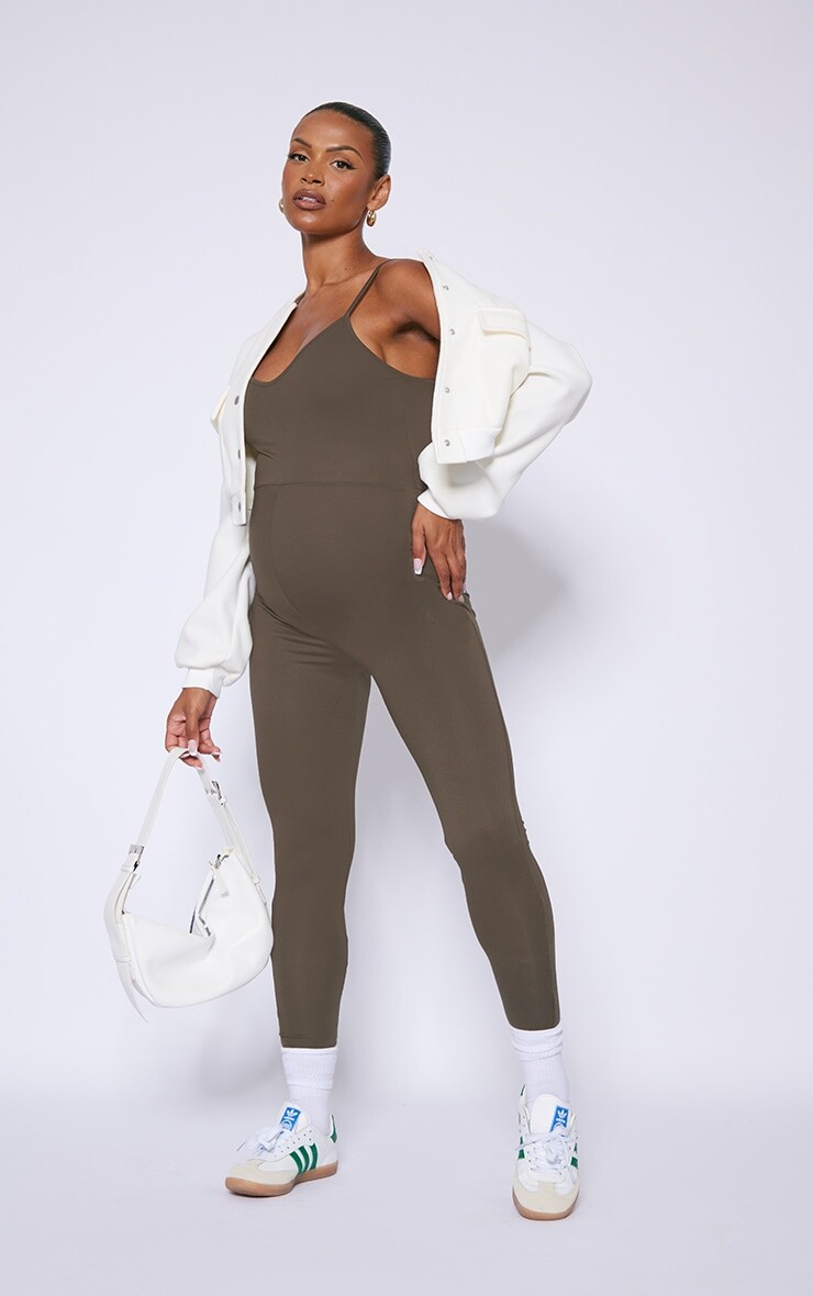 

PrettyLittleThing Темно-оливковый базовый комбинезон с глубоким вырезом и бретелями для беременных