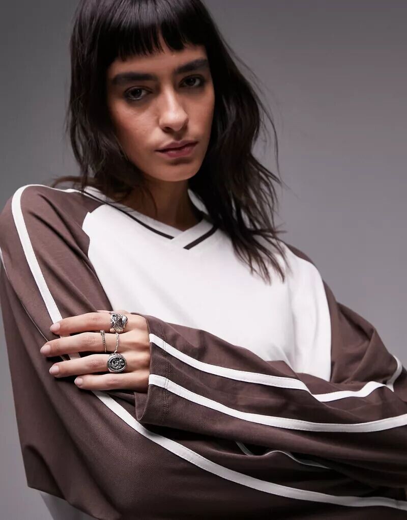 

Бежевая спортивная футболка с длинными рукавами в стиле колор-блок Topshop