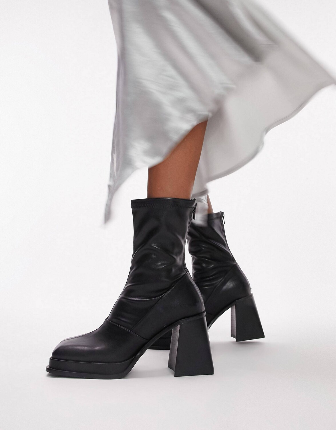 

Черные носки на блочном каблуке Topshop Wide Fit Maddie