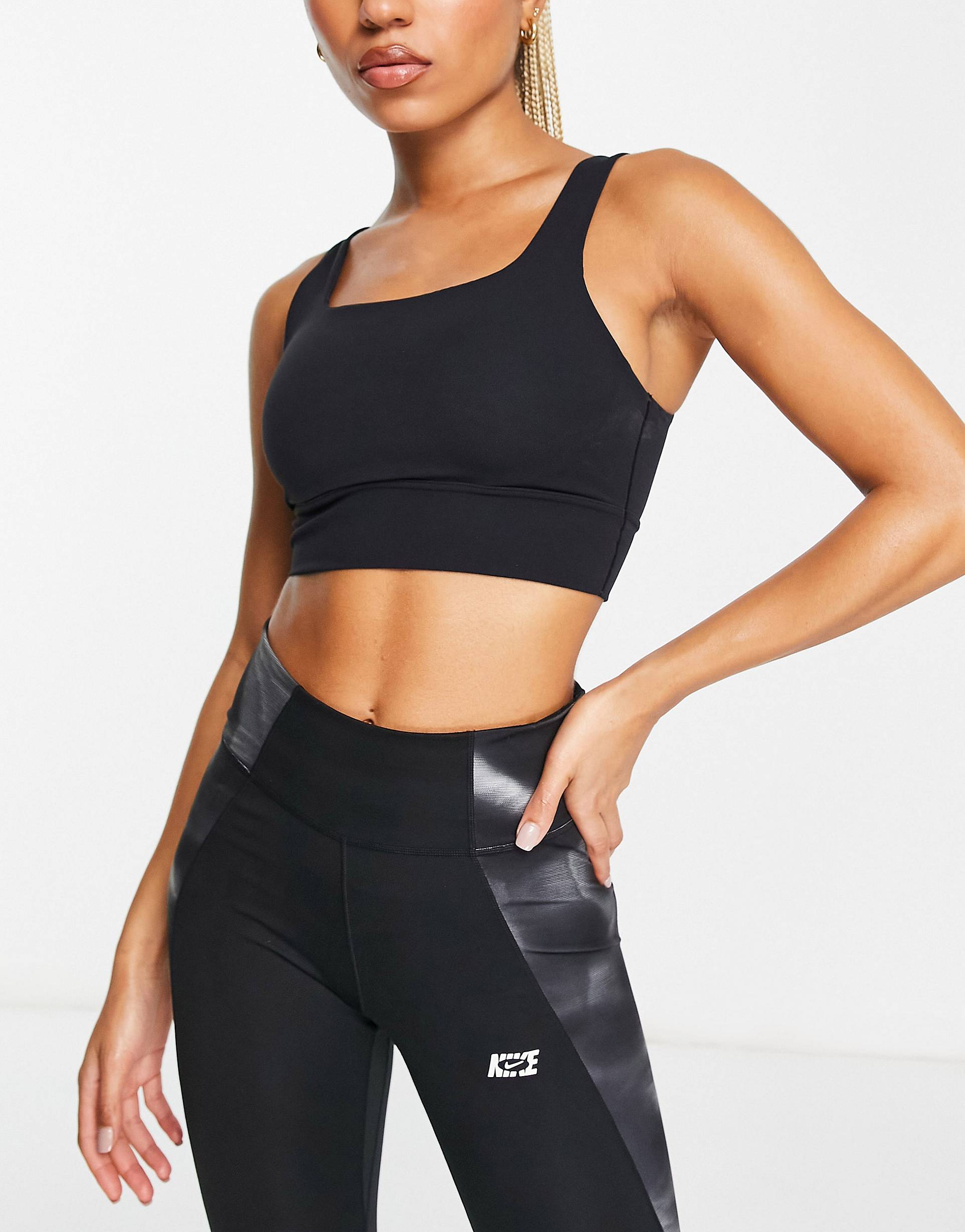 Черный спортивный бюстгальтер с легкой поддержкой Nike Yoga Alate Eclipse