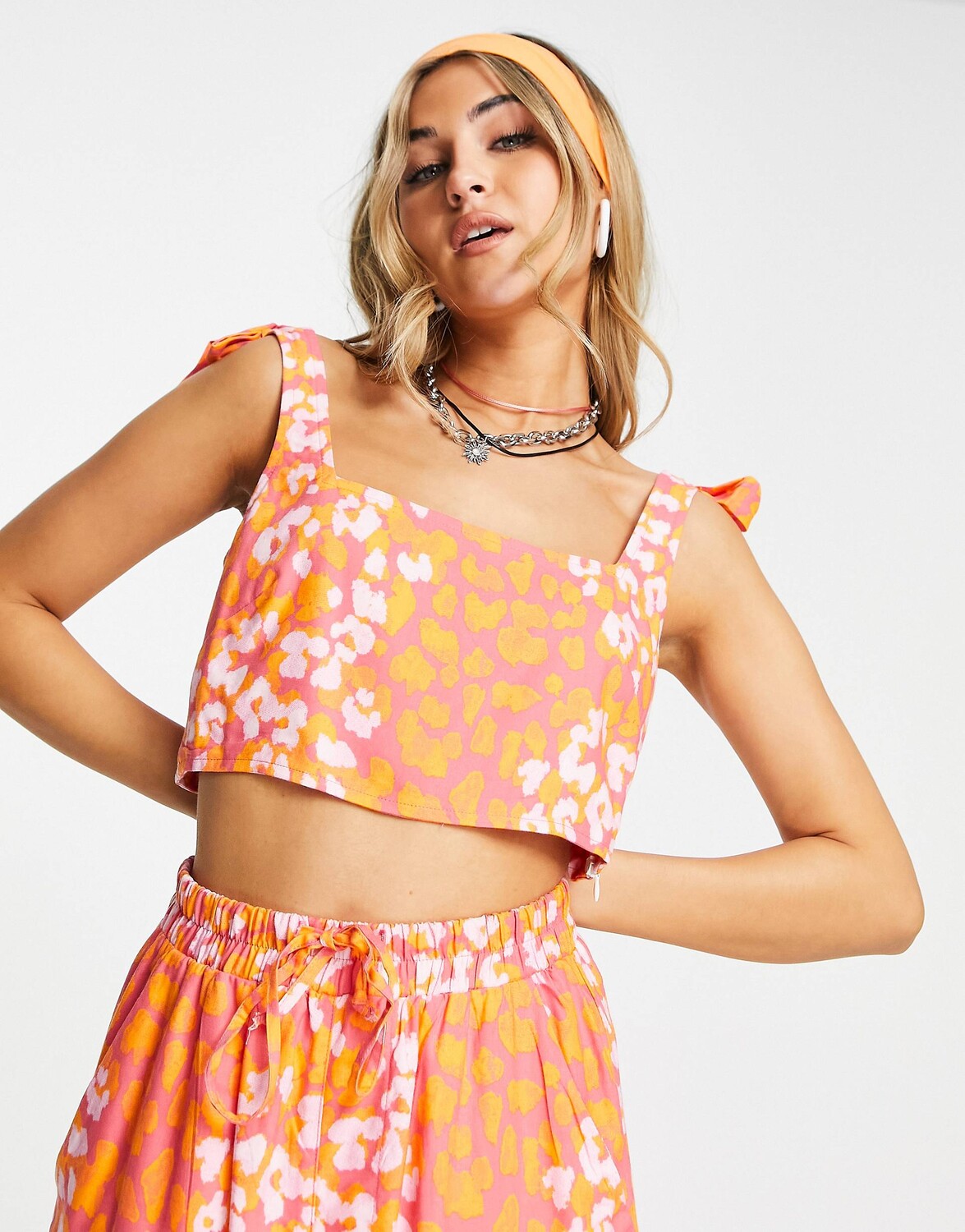 

Укороченный топ кораллового цвета с анималистическим принтом ASOS MADE IN KENYA с квадратным вырезом, Красный