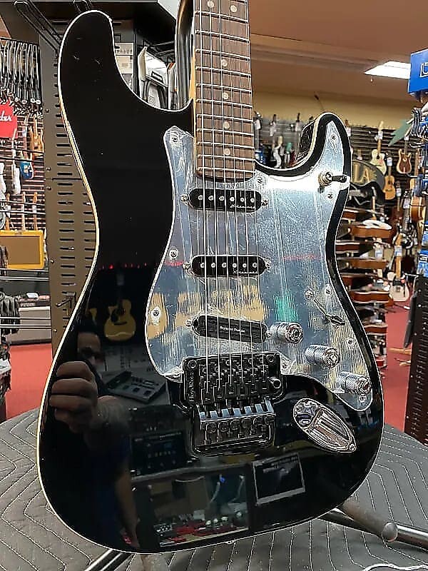 

Fender Tom Morello Stratocaster, накладка на гриф из палисандра, черный Tom Morello Stratocaster, Rosewood Fingerboard, Black