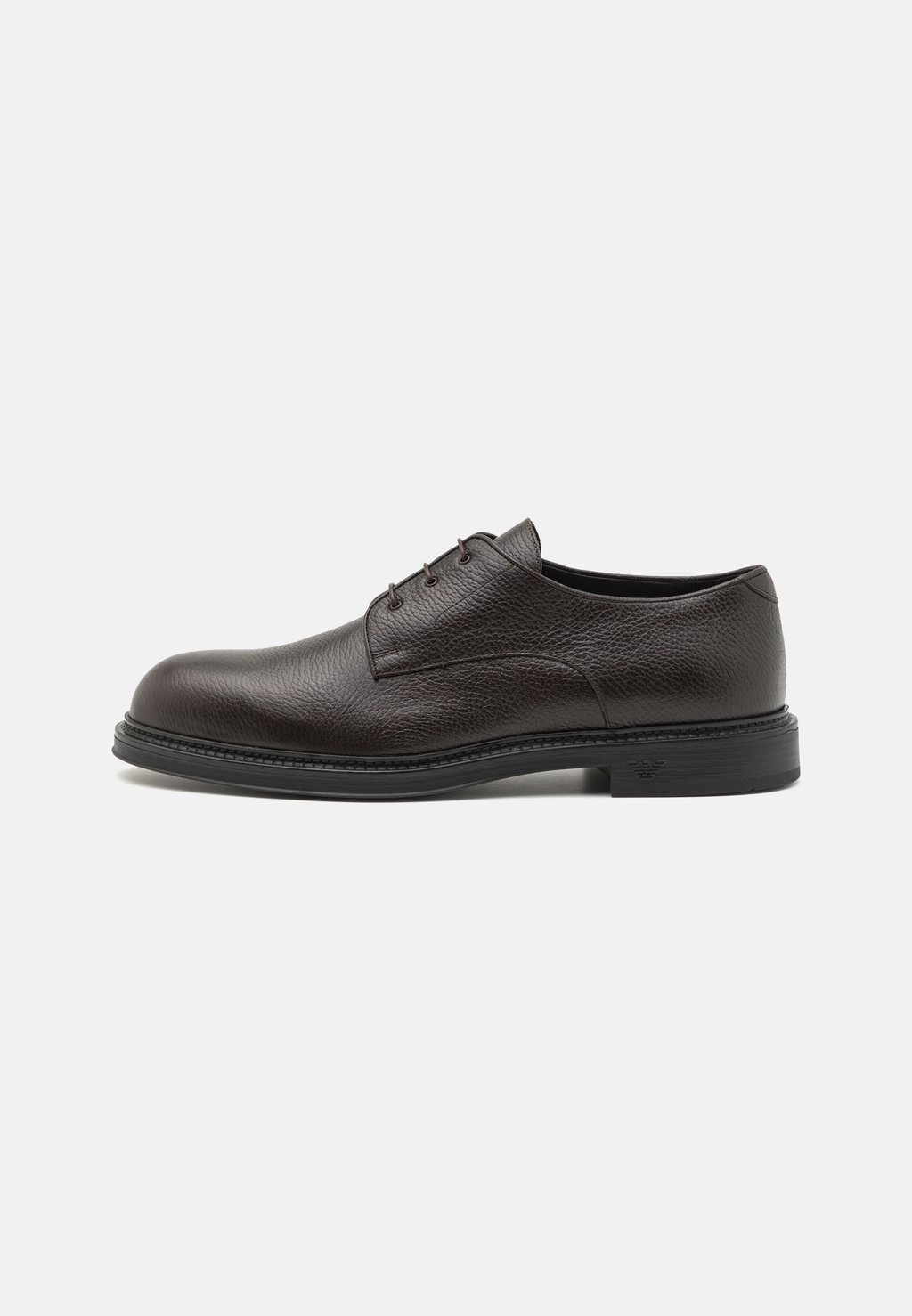 

На шнуровке Laced Shoe Emporio Armani, цвет testa moro