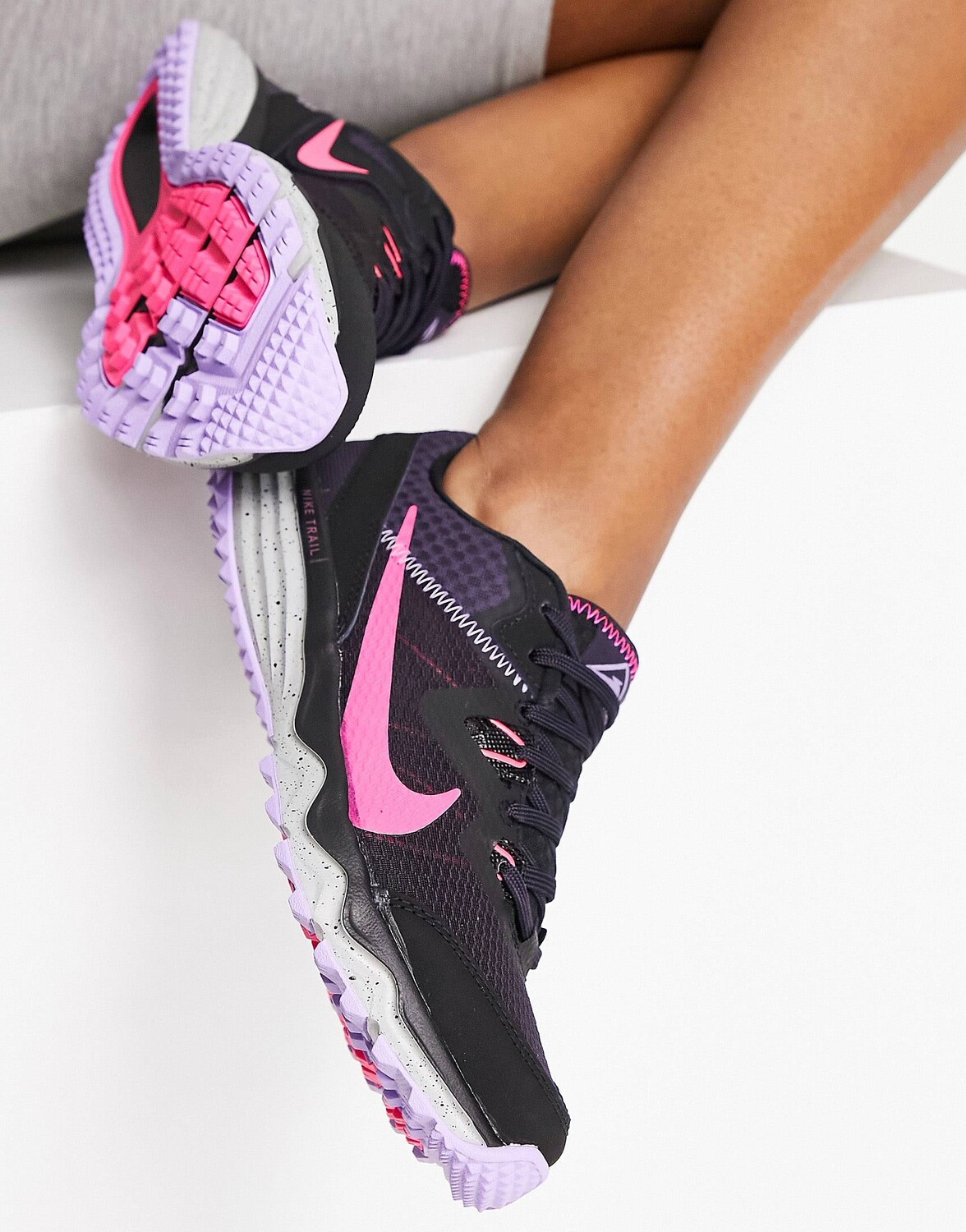 

Черно-розовые кроссовки Nike Running Juniper Trail