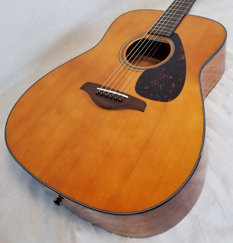 цена Yamaha FG800 VS Акустическая фолк-гитара с декой из цельной ели, винтажная натуральная отделка FG800-VN